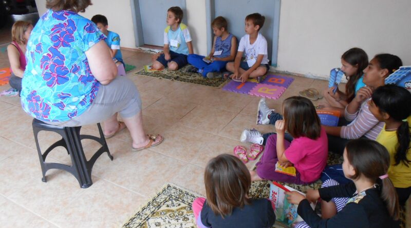 Crianças Interagem com o Projeto "A arte de contar histórias".